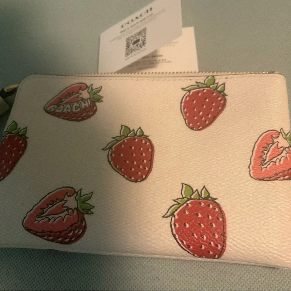 CoachZip Wristlet With Strawberry Print NWOT - Picture 3 of 3